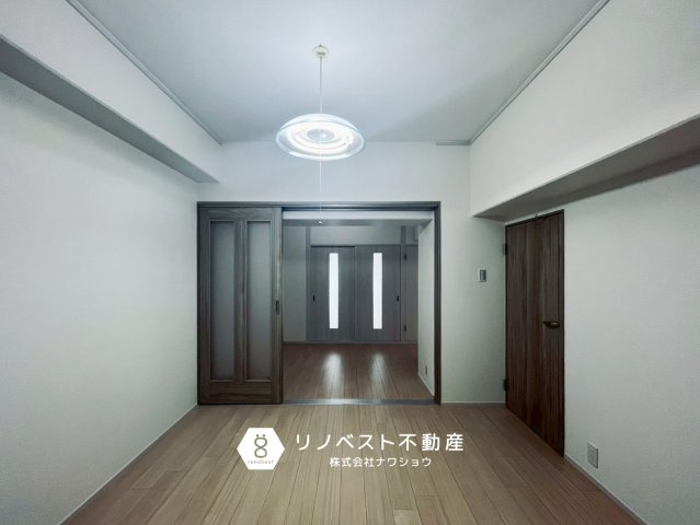 アクロシャトー俊徳道の洋室|廊下からとLDK側から出入りができるので、動線が良いです◎
※撮影時のミスにより画像に加工が入っております。ご了承くださいませ。