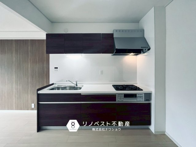 アクロシャトー俊徳道のキッチン|3口コンロのシステムキッチンで使い勝手が良いです♪
※撮影時のミスにより画像に加工が入っております。ご了承くださいませ。