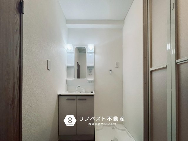 アクロシャトー俊徳道の洗面所|「浮かせる」収納で空間を有効活用してみてください♪
※撮影時のミスにより画像に加工が入っております。ご了承くださいませ。