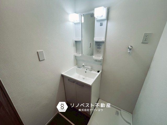 アクロシャトー俊徳道の独立洗面台|洗面台の鏡に食器用洗剤を薄く塗ってから拭くと、曇り防止になります！ぜひ試してみてください♪
※撮影時のミスにより画像に加工が入っております。ご了承くださいませ。