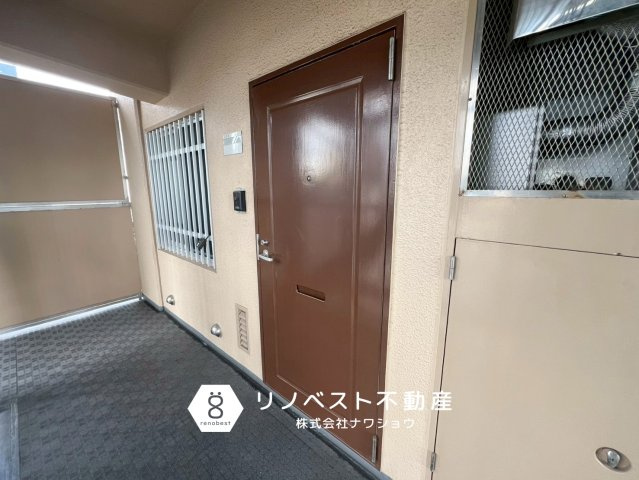 弥刀ハウスのその他共用部分|玄関扉の周りはゆとりのある空間となっています。