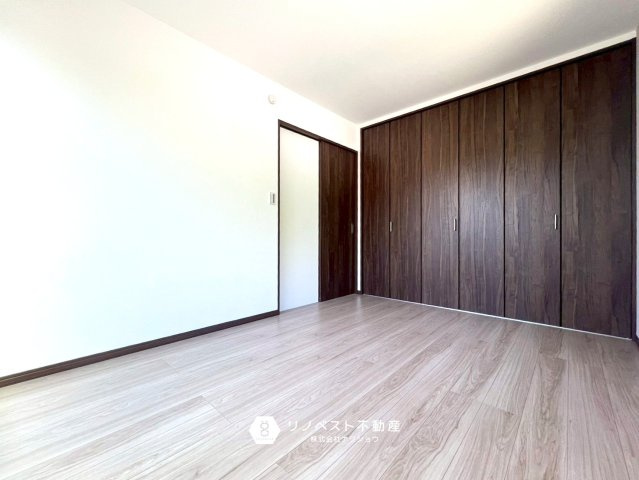 東大阪市日下町8丁目戸建の洋室|大容量のクローゼット付き◎収納家具を減らせてお部屋を広くお使いいただけます！