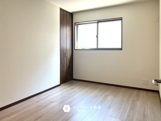 東大阪市日下町8丁目戸建の洋室|１階玄関すぐ横の洋室です！