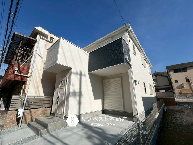 東大阪市豊浦町の外観|白基調でブラックのアクセントカラーがオシャレな外観です♪