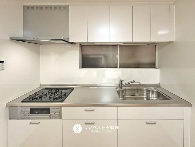 生野区勝山北5丁目中古戸建のキッチン|新調されキレイなシステムキッチンです。3口コンロがあり調理スペースも広いので楽しくお料理ができそうですね♪