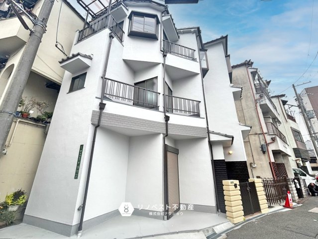 生野区勝山北5丁目中古戸建の居間・リビング|2階部分のLDKにはクローゼットが２か所あるのでちょっとした日用品を整理するには良いですね◎