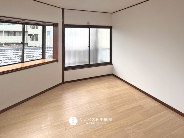 生野区勝山北5丁目中古戸建の洋室|3階5.7帖の洋室です。3面に窓があり陽当たりも良好で明るいお部屋になりそうですね！
バルコニーに出ることもできます！