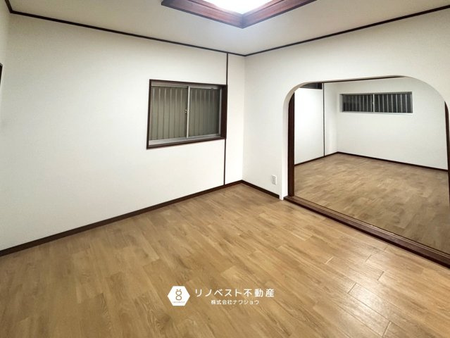 生野区勝山北5丁目中古戸建の洋室|1階6.1帖の洋室です。仕切りの扉を開けておけば2部屋同時に使用できるので広々とした空間で過ごせます。
