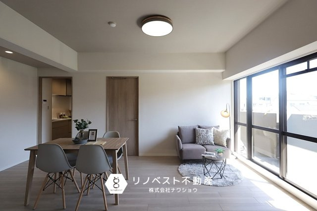 ライオンズマンション東花園の居間・リビング|東向きバルコニーに面した大きな掃き出し窓からは、太陽光が差し込みます◎
開放的な家族団らんスペースです♪