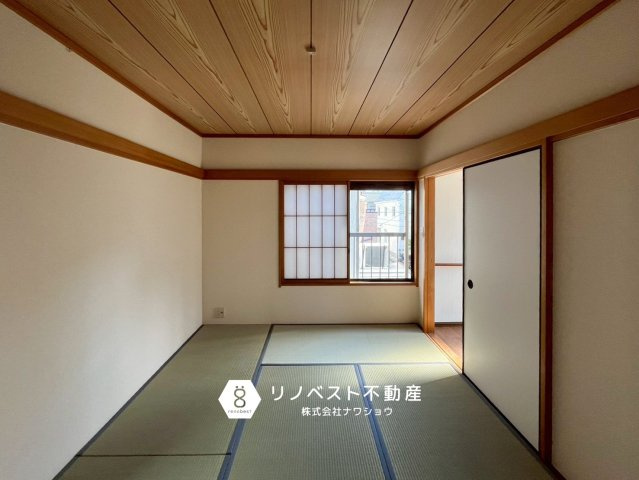 東大阪市加納1丁目の和室|2階和室。続き和室となっておりますが、引き戸をしめて個室としてもお使いいただけます◎
布団を敷いて寝室にもおすすめです♪