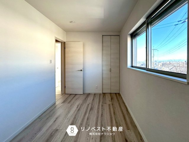 東大阪市豊浦町の洋室|窓にはシャッターがついているので防犯対策にもなりますね！