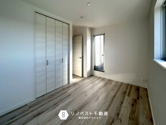 東大阪市豊浦町の洋室|バルコニーに出られる扉もございます！こちらは2重ロック付きなのでセキュリティー面も配慮されております！
