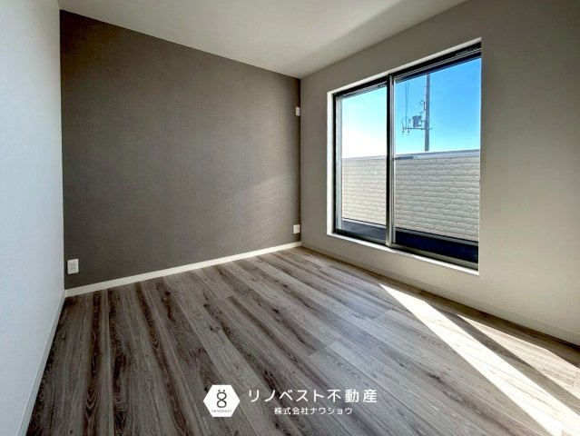 東大阪市豊浦町の洋室|落ち着いたグレー基調のクロスでインテリアとも合わせやすそうです！