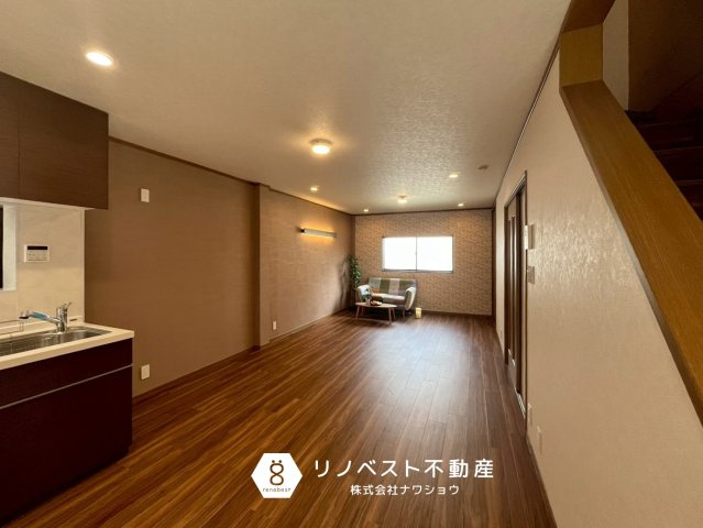 大阪市東成区東今里３丁目の居間・リビング|リフォーム済みの綺麗な内装◎間接照明が、柔らかい雰囲気を演出◎
