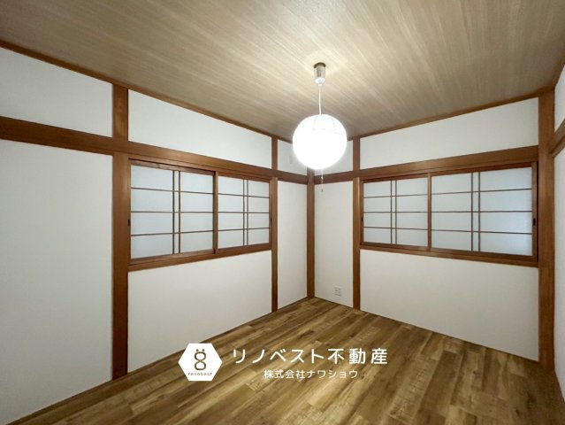 東大阪市若江西新町3丁目中古戸建の洋室|和の雰囲気を感じる約6帖洋室。
2面窓で風通り良好です◎