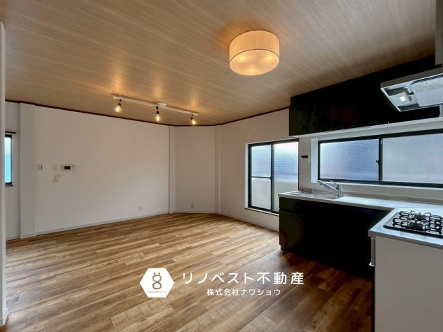 東大阪市若江西新町3丁目中古戸建の外観|シャッター付きの駐車場があります！
角地に立地し、陽当たり良好◎