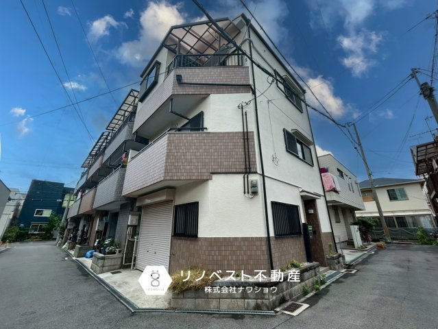 東大阪市若江西新町3丁目中古戸建の外観|シャッター付きの駐車場があります！
角地に立地し、陽当たり良好◎