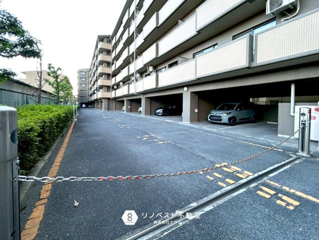 ライオンズマンション東花園の駐車場|敷地内駐車場もございます。
空き状況は随時お問合せください♪