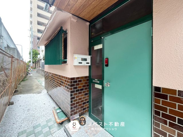 東大阪市永和1丁目の玄関|【リノベスト不動産】弊社では売却のご相談も受付中！まずは一度ご相談ください♪
