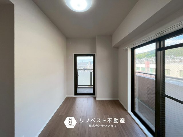イトーピア枚岡公園の洋室|約5.9帖の洋室。
2面がバルコニーに面しており、開放感たっぷり◎