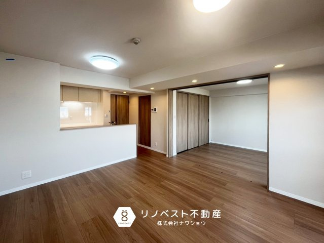 エルグリーンたつみの居間・リビング|隣接する洋室の引き戸を開けて、一繋がりの空間にできます◎