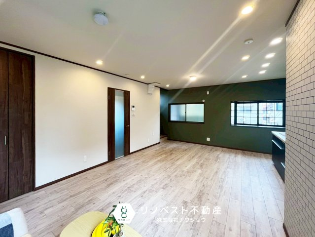東成区大今里3丁目の居間・リビング|約16帖の2階LDK♪3面採光で陽当たり良好♪
プライバシーが守られ、快適な家族団らんの時間をお過ごしください◎