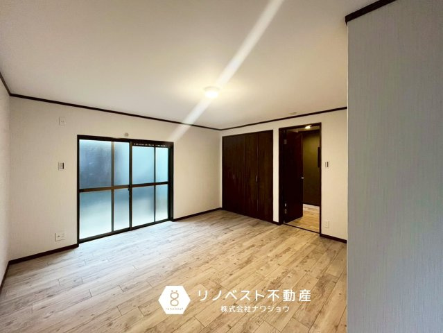 東成区大今里3丁目の洋室|約10帖の1階洋室♪
大容量のクローゼット付き◎2面採光で陽当たる・通風良好♪