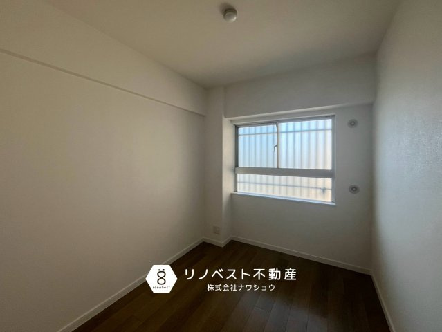 マンハイムグラン石切の洋室|玄関入ってすぐの洋室は、書斎や趣味部屋におすすめです！