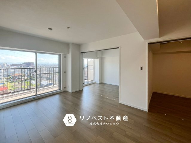 マンハイムグラン石切の居間・リビング|11階につき眺望良好です◎大きな窓で開放的な空間でございます。
