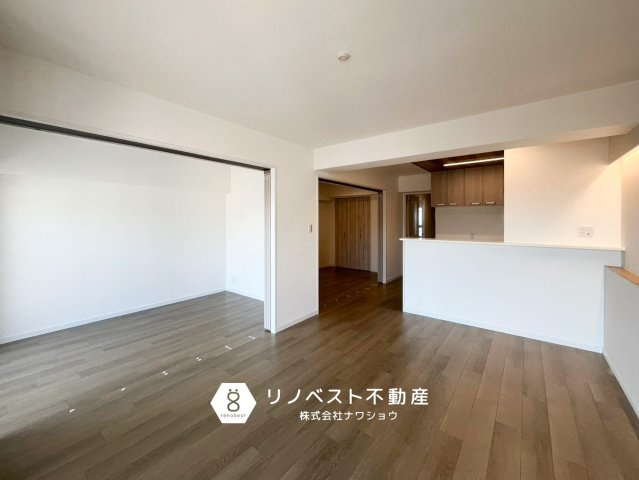 マンハイムグラン石切の居間・リビング|隣の洋室と広げて使用するとさらに広々空間に！