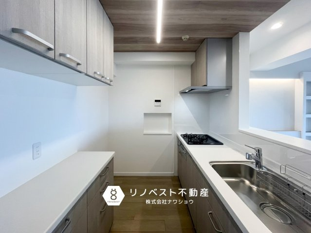 マンハイムグラン石切のキッチン|対面式キッチンはリビングでくつろぐ家族を見守りながら作業できるためファミリーに人気です◎