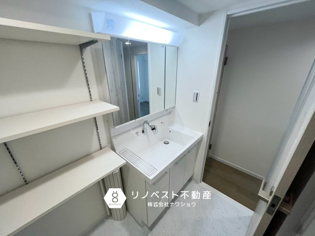 マンハイムグラン石切の独立洗面台|コンパクトなスペースですが、可動棚もあり使い勝手の良い洗面室。