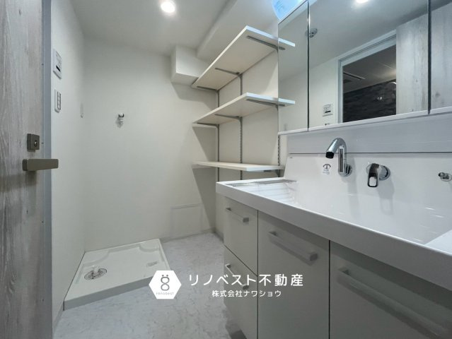 マンハイムグラン石切の洗面所|収納力の高い三面鏡付独立洗面台です♪