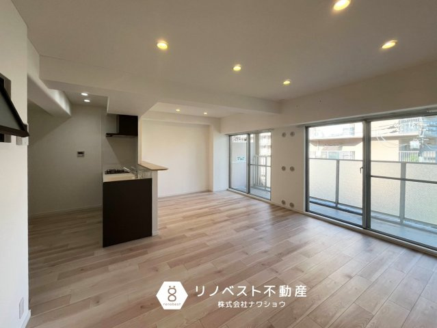 シャルム小阪壱番館の居間・リビング|カウンターキッチンから家族の様子がしっかり見渡せます◎