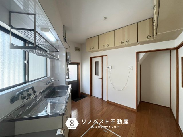 東大阪市大蓮東2丁目のキッチン|吊戸棚が多数あり、食器や調理器具の収納には困りません◎