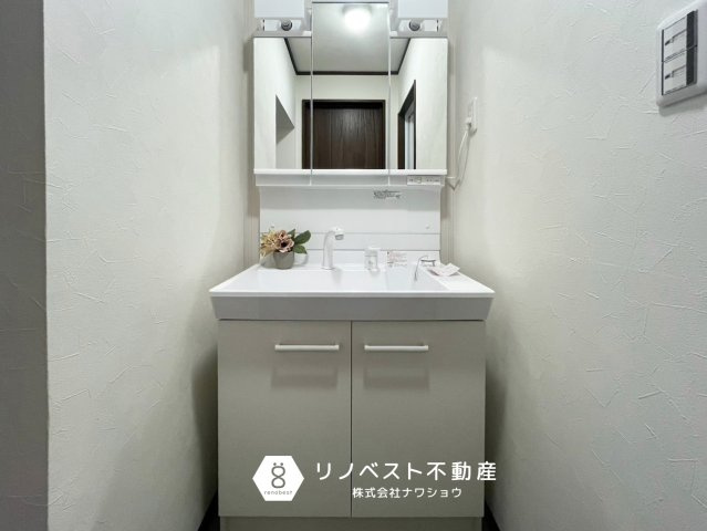 東大阪市衣摺4丁目の独立洗面台|三面鏡付き独立洗面台♪
白を基調としており、清潔感バッチリ◎