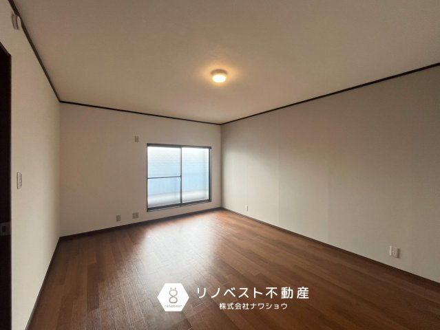 東大阪市衣摺4丁目の洋室|約10帖の3階洋室♪
ご夫婦の寝室兼作業部屋におすすめ♪