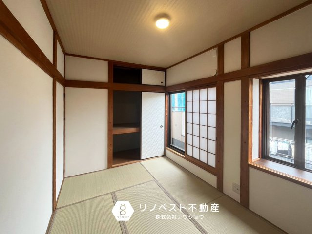 東大阪市衣摺4丁目の和室|約6帖の3階洋室♪
開口部が大きく、陽当たり・通風良好です♪押入れ付き。
