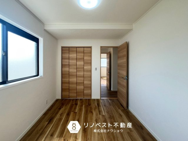 東大阪市稲田新町3丁目の居間・リビング|約5.7帖の洋室♪
寝室や書斎などにおすすめ◎