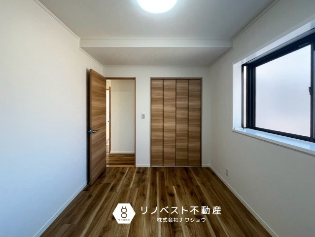 東大阪市稲田新町3丁目の居間・リビング|約5.7帖の洋室♪
寝室や書斎などにおすすめ◎