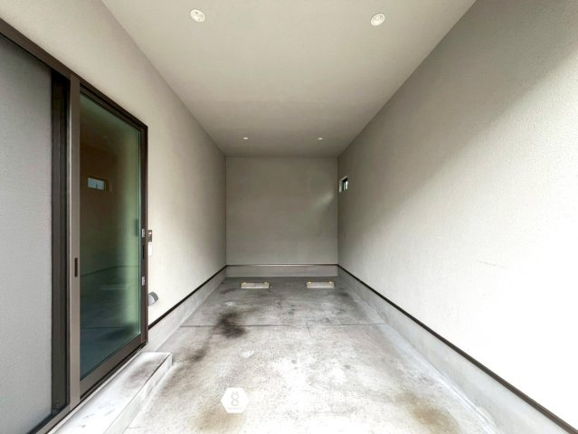 東大阪市御厨南2丁目中古戸建の駐車場|ビルトインガレージで雨の日も愛車を守れます♪前面スペースが広いので駐車もスムーズにできます◎