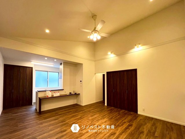 東大阪市御厨南2丁目中古戸建の居間・リビング|約18帖のリビングで非常に広い空間です◎