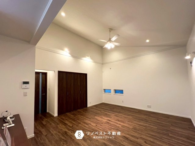 東大阪市御厨南2丁目中古戸建の居間・リビング|天井が高く開放感があります◎家族で寛げる空間です♪
