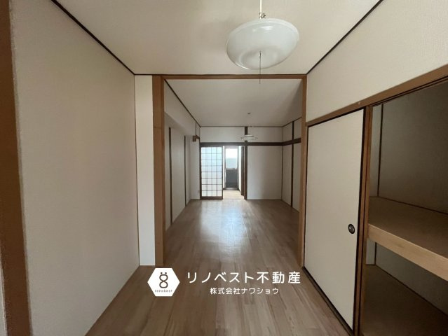 東大阪市南上小阪の洋室|日当たりがよく日中は照明がなくても過ごせます♪
