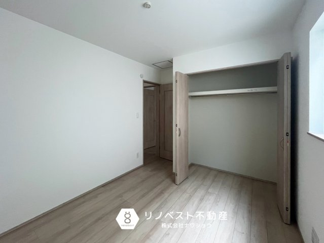 東大阪市西上小阪の収納|約5.25帖の納戸♪
物置としてはもちろん、書斎や寝室としても十分にご活用いただけます♪