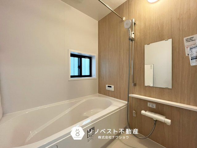 東大阪市西上小阪の浴室|追い焚き機能付きの浴室♪
清潔感に溢れ、小窓で付きなのでカビ対策もバッチリ◎