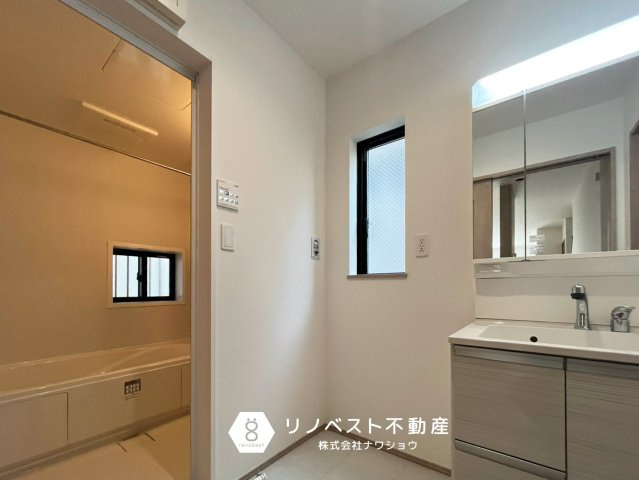 東大阪市西上小阪の洗面所|キッチン背面に位置する洗面スペースは、子育てをしながら家事をこなすご家族に嬉しい間取り♪
