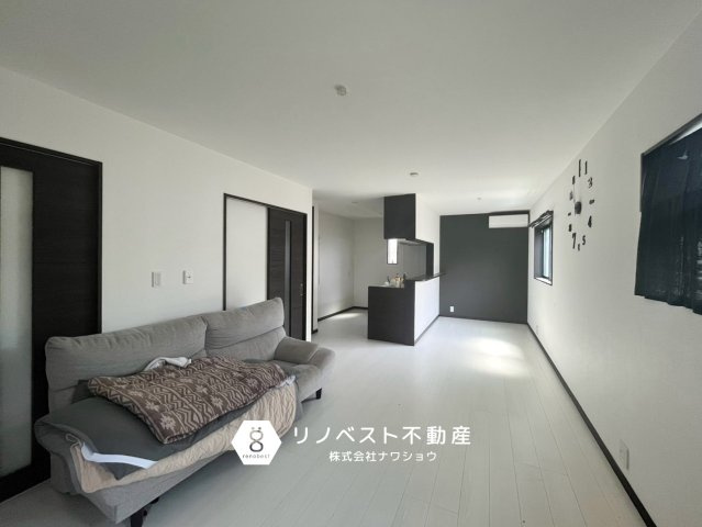 東大阪市布市町3丁目の居間・リビング|リビングを通って各居室にいく間取りで家族と自然に顔を合わせる機会が増えます♪