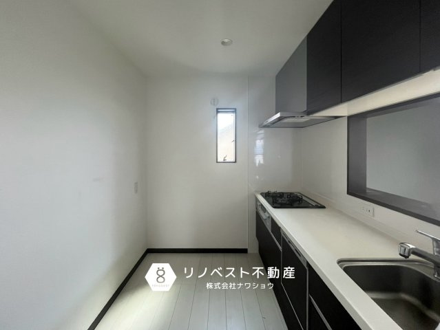 東大阪市布市町3丁目のキッチン|カウンターキッチンはリビングにいる家族の様子を見守りながら作業できるからファミリーに人気です◎