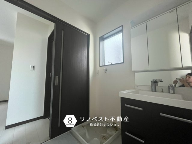 東大阪市布市町3丁目の洗面所|1階に洗面スペースございます。
帰宅後すぐ手洗いできます◎